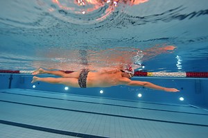 Exercice technique : crawl avec planche genoux