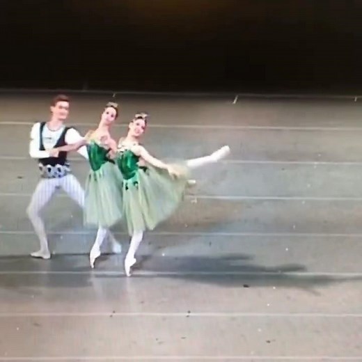 Kumiko Ishii (right) - “Emerald” from Geoge Balanchine’s “Jewels” at the Mariinsky Theater #ballet
