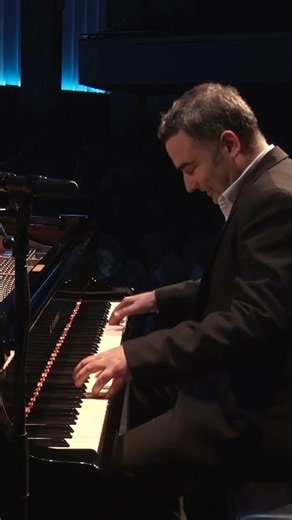 Pianists change seat while playing! 😮