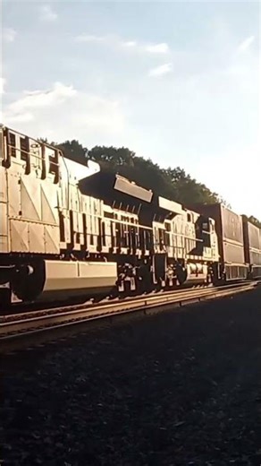 T4 GEVO leads an intermodal #railwaycontent #railway #railtrack