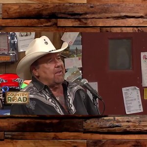 If you ever cruised with us, you might have gotten to see Johnny Lee sing Jack Green's classic, "Statue of a Fool." He absolutely brought down the house! Thankfully, we got to hear it again on this episode of Larry's Country Diner. To see this episode in its entirety, visit https://countryroadtv.com/video/lcd5011_hdtv_master-mp4/?pl=1581. If you click "Free Trial" at the top, you get a free trial of Country Road TV to see a ton of great content! | Country Road TV