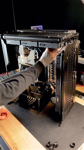 Nico_CPK on Instagram: "Singularity Computers Spectre dual loop build. Did you spot the Seasonic MagFlow fans ? #watercooling #france #pcbuild #behindthescenes"