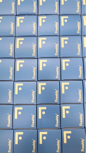 #ComingSoon 🔬 Quella che è iniziata come una sfida, oggi è una formula che prende vita nella nostra factory. Finalmente! Dopo mesi di ricerca, test, perfezionamenti e tantissimo lavoro di squadra… Siamo pronti a svelare la nostra nuova formula con attivi naturali ad alta efficacia. 🧪 Ogni clip è un pezzettino del processo che c’è dietro: innovazione, efficacia e tantissimo amore per la pelle. Riesci a indovinare qualcuno degli ingredienti principali? 👇🏼