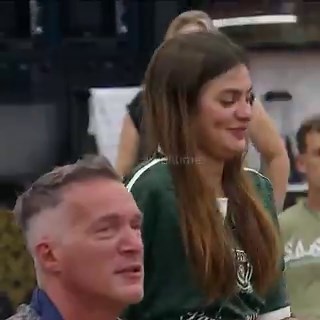 Como Luana se aleja del beso de Flavio y lo evita. ME DIO PENA, se nota que no quiere pero lo hace porque sabe que garpa en el programa 😭. Encima cuando él vuelve a correr hacia ella se aleja para que no lo haga de nuevo#GranHermano