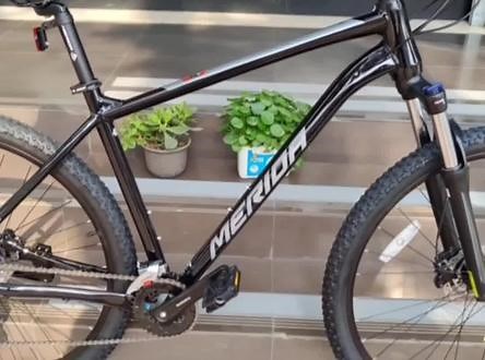 美利达自行车大九20，全铝合金车架，29寸的轮毂，铝合金车圈，禧玛诺油压碟刹，禧玛诺2×8变速系统，车架尺寸有M17寸，L18.5寸，XL20寸，加长车把，有哈白，平镜灰银，美银橄绿，丽黑四个颜色可供选择#南阳美利达自行车长江路店 #南阳美利达 #南阳美利达俱乐部 #美利达自行车