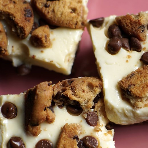 Your classic milk and cookies treat has got a new twist! Milk and cookie bars recipe this way 👉 https://taste.md/2pV3kCy Check out our Instagram for more! 👉 http://taste.md/2r8wsST | Tastemade UK