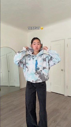 how to perfectly crop your hoodie 🫐🫶🏽 no cutting needed#fashionhack #hoodie #styletips