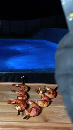 Pinchos de Camarones envueltos en BACON a la parrilla! El vídeo completo en mi canal de YouTube #aypapa #pinchos #camarones #bacon #quequeee #LaPruebaDeSonido #PorEncimaDeLosPalosDePana #PuertoRico | Charneco's BBQ Grill