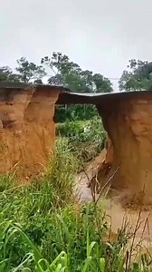 42K views · 356 reactions | BR 101 interditada próximo ao pedágio de jacupemba em Linhares no Estado do ES. Essa é a BR 101 no norte do Estado do Espírito Santo. Tem pedágio sim. Os motoristas que precisam passar pela região vão ter que pegar um atalho, o que vai aumentar a viagem entre Vitória e Linhares em 60 km. | Tempo Real | Facebook