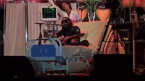 Jay de la Cueva, vocalista de Moderatto, sube al escenario en camilla de hospital