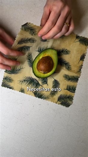 🌿 CERO RESIDUO on Instagram: "Necesitas la tela de cera de abeja en tu cocina. Es reutilizable, impermeable, sustituye al film sellando perfectamente. La puedes usar para envolver queso, una verdura, cubrir un bowl o para el bocadillo 🍞. Si quieres ahorrar 4 rollos de film al año, entra en ceroresiduo.com. #ceroresiduo #ceradeabeja #zerowaste #telaceradeabeja"