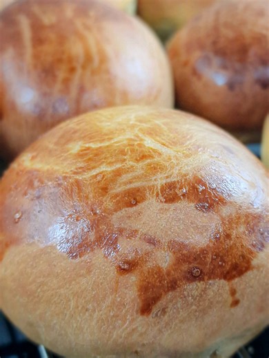 Homemade burger buns from scratch. Soft, fluffy burger buns made with milk and butter – perfect for juicy burgers. Easy bread recipe, no preservatives, family-friendly, and freezer-safe. #homebaking #burgerbuns #buns