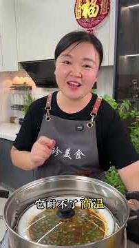 大家注意看往鸡蛋里倒入开水，做出来就是鲜嫩爽滑，鲜香入味的美食，老人孩子都爱吃，做法简单一分钟教会你#韭菜鸡蛋羹 #鸡蛋羹 #下饭神菜推荐 #美食教程 #家常菜 #美食做法#水蒸蛋