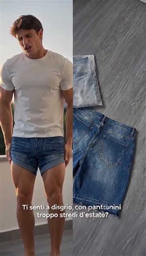 Pantaloncini di jeans da uomo estivi vintage con lavaggio blu sfumato, vestibilità ampia a gamba larga, stile streetwear informale, lunghezza 5/4. #sneakersitaly #flaredjeans #manfashion #stradivariusjeans #suitstyle #jeansshorts #summerfitsmen #giovannifashion #jeanshighwaist #widelegtrousers