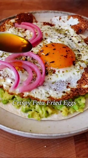 These Crispy Feta Fried Eggs are going to blow your mind! 🤯 Especially if you’re like me and not a huge fan of eggs, trust me you will love this too! It’s all about that Golden crust and the pickled onions give it a lovely fresh tangy taste 🙌 I was literally drooling when I saw @graceelkus post her viral video and couldn’t wait to try it too!!! The full recipe for both the Feta eggs along with the Pickled onions are on my website lovelies. If you click the link in my Bio, it will take you stra