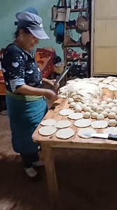 Amasando para hornear el pan | Luisito das das