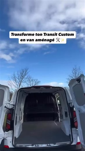 Transforme ton Transit Custom en van aménagé en 5 minutes TOP CHRONO ⏱️ 🛠️ Le kit van s’installe en 5 minutes dans ton véhicule ! Grâce à nos clés d’assemblages, les 7 caissons s’imbriquent très facilement entre eux (c’est comme un puzzle géant 🧩) ! 🛌 Le kit van offre un lit spacieux d’1m40 X 1m90 pour passer des nuits confortables dans ton van ! 🍳 Une cuisine extérieure te permet de faire de bon petits plats même en roadtrip ! 🚌 Pour tester la compatibilité de ton véhicule rendez-vous sur 