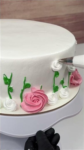 Professional florist reveals cake rose hack 🌹
