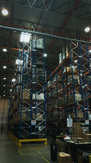 NOUÊ PROFESSIONAL on Instagram: "📦 Já se perguntou o que acontece depois que você clica em “comprar” no site da Nouê? Não é só um pedido. É um cuidado que começa ali. Depois da sua compra, cada produto passa por um processo feito com atenção, carinho e responsabilidade — do nosso estoque até chegar na sua casa 💛 ✨ Separação cuidadosa ✨ Embalagem protegida ✨ Tudo pensado pra seu produto chegar perfeito, do jeitinho que seu cabelo merece Porque pra nós, não é só vender cosmético. É entregar auto