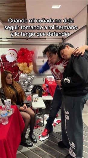 Defendiendo a mi hermano en Navidad con humor