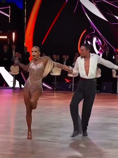 #顶尖舞者 #经典再现 #dance 动作大开大合的伦巴舞