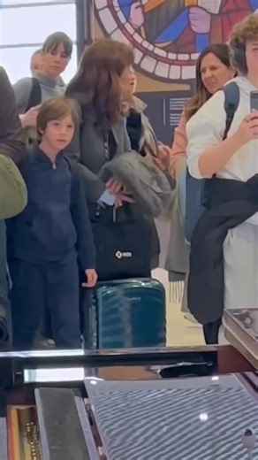 11 and 8-year-old prodigy sisters take over Rome Airport with their breathtaking performance of Vivaldi's Winter—this is a must-see! Full version in the comments. | News Wave