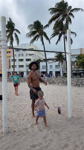 JOEY on Instagram: "Muscle Beach x Christmas 🎅 🎄"