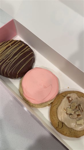 ELLE | this week’s crumbl review🫶🏼🍪 #crumbl #cookie #crumblcookie #crumblreview #foodreview | Instagram