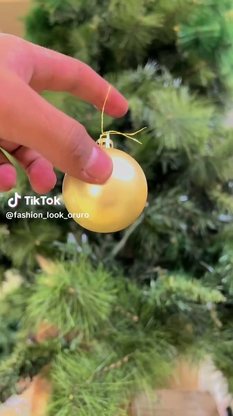 ✨🎄 ¡La Navidad llegó a Fashion Look! 🎄✨ Esta temporada llenamos cada look de magia, brillo y mucho estilo para que vivas unas fiestas inolvidables. 💫💄💇‍♀️ Ven y comparte con nosotros el espíritu navideño… ¡porque cuando te ves bien, también te sientes mejor! ❤️🎁 #FashionLook #NavidadEnFashionLook #EstiloNavideño #BrillaEnFiestas #OruroBolivia