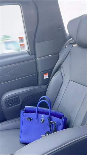 石田安奈 on Instagram: "👨と横浜デートした日❤️❤️❤️ 子供がいると自分の写真動画撮れないのでここぞとばかりに撮る私www 今回はパパとの動画撮るの忘れるくらい楽しみました笑🤣 夫婦円満、いつまでも仲良しでいる為の努力はお互いちゃんと考えて時間を作るようにしてます🩷 どんなに忙しくてもちゃんとお互いの事を思って行動するってとても大切だなぁと子供が産まれて感じる🥹 この日は👨の誕生日をみんなでお祝いした日。 しっかり2人で二日酔いになりました笑 #横浜#デート#夫婦#エルメス#hermes"