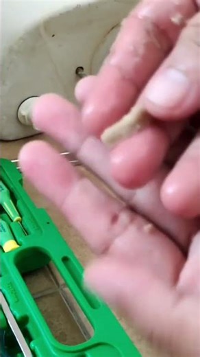 The crust on the toilet flush tank is like stone, causing the water tank to leak continuously