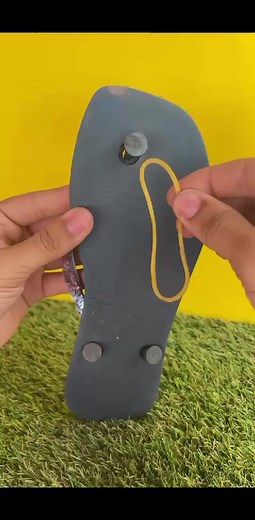 Elastic trick for flip-flops Quick and smart fix #FranceDIY #FlipFlopFix #SmartHack | Projet du jour