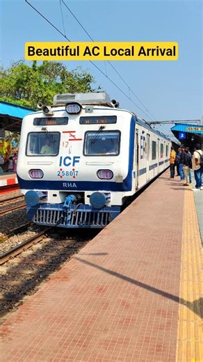 Beautiful AC EMU Local Train Arrival | Ranaghat Sealdah Galloping AC EMU Local Arriving Sodepur
