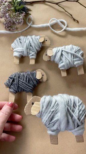 Sandra Hammer on Instagram: "Määäääh ! 🐑 Diese flauschigen Schafe sind aus einfacher Pappe und weicher Wolle entstanden – ein kreatives DIY-Projekt, das nicht nur Spaß macht, sondern auch perfekt für kleine und große Bastelfans ist! ✂️✨ Ob als süße Deko, Geschenk oder Beschäftigung für Kinder – mit ein paar Materialien kannst du ganz einfach deine eigene kleine Schafherde basteln. 💕♥️ 🐑 Pssst: eine kostenlose Vorlage gibt es auch für euch! 🐑 #DIYSchafe #Bastelspaß