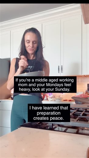 M̳a̳n̳d̳y̳ ̳M̳i̳c̳h̳e̳l̳l̳e̳ | Thriving Single Mom on Instagram: "If Mondays feel heavy, it’s usually not Monday’s fault. It’s what Sunday looked like. I stopped treating Sundays like a throwaway day and started using them to prepare my future self ✨ Not in a rigid way. In a supportive way. On Sundays, I focus on a few things that make the rest of the week easier instead of harder ⬇️ 🏋️‍♀️ My Sunday workout sets the tone for how I show up all week 🛒 I stock the fridge with food that supports m
