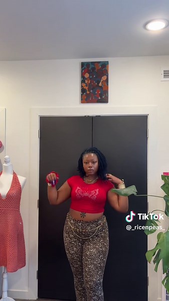 ootd no. 93🥳 No crochet, but I made my chain belt and bag charms 🤭🤭 #craftygirl #midsizeootd #coloredlocs