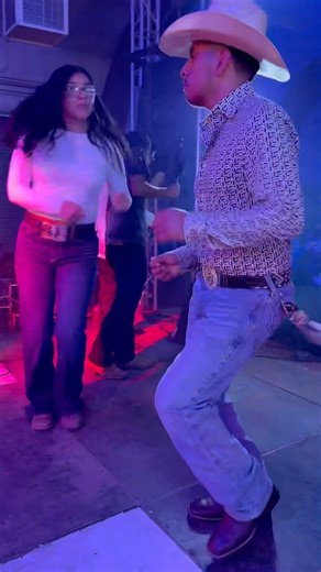 Y son HuapasChilenas Oh yeah!! #GrupoSinControl #huapasChilenas #bailesperrones #fly