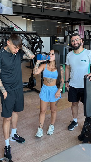 Rafaella Loschi on Instagram: "Primeiro treino de 2026… e já comecei do jeito que eu menos amo: perna 😂 Voltei a treinar com o Filipera e, gente, o treino é pesado MESMO. Dá pra sentir o corpo ficando mole e a tela preta chegando 🥵 Levei o Rafaello comigo, porque treinar sozinho nem sempre é fácil… em dois fica mais leve, mais gostoso e mais engraçado 🫶 Se você tá enrolando pra voltar, fica a dica: chama alguém e vai. Do jeito que dá. Sem procrastinar 😉"