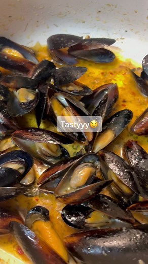 How I like to make my frozen mussels from Publix 😋 #howto #cooking #mussels #fyp #seafood
