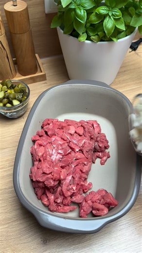 Natalie Obermeier | einfache Rezepte❤️ on Instagram: "ROULADENTOPF – ohne Anbraten & ohne Wickeln! 😍 Ja, du hast richtig gelesen: kein Rollen, kein Füllen, kein Anbraten – und trotzdem schmeckt’s wie klassische Rinderrouladen. ❤️ Und bevor jemand fragt: Das sind keine gerollten Rouladen, sondern ein Rouladentopf. Andere Form – gleicher Geschmack! Durch den Steinofeneffekt im Schmortopf entsteht ganz automatisch eine kräftige Sauce mit Röstaromen, das Fleisch wird butterzart und du hast dabei nu