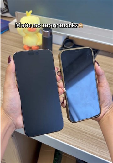 Greasy screen means that my worst nightmare. This matte protector? Repels fingerprints perfectly-so satisfying!#iphone17 #screenprotector #cleanfreak #foryoupage #ambison