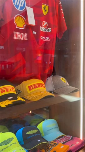 Si eres fan de la Fórmula 1™, esto te va a encantar 🤍🏁 En Pitshop México ya tenemos merch oficial de la temporada 2026: gorras, chamarras, playeras y accesorios de Mercedes, Aston Martin, McLaren, Ferrari, Visa Cash App y mucho más. Sí… todas las escuderías están aquí. Y lo mejor: puedes visitarnos en dos ubicaciones en Puebla 👇 📍 Solesta – Local 78 📍 Angelópolis – Isla entre Sears y Liverpool ¿Qué esperas para venir y armar tu outfit de la nueva temporada? 🏎🔥 O compra en línea: pitshop.m