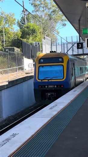 첼트넘역을 통과하는 호주의 Xplorer 열차/ NSW Trainlink Xplorer passing Cheltenham #train