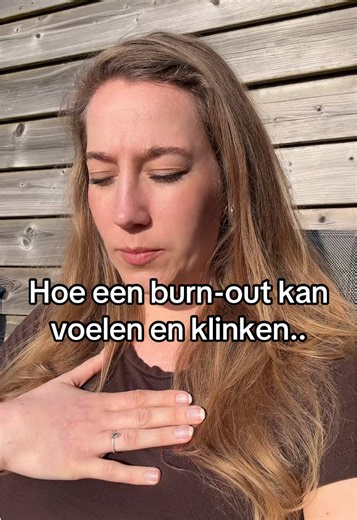 Burn-out is niet alleen extreme vermoeidheid… Het kan ook voelen alsof je constant onrust ervaart, zelfs wanneer er eigenlijk niets aan de hand is. Dat gebeurt omdat je zenuwstelsel voortdurend alert staat. 😯 Je lichaam blijft denken dat er gevaar dreigt, terwijl je eigenlijk veilig bent. Je stresssysteem blijft als het ware hangen in de ‘aan-stand’. Daardoor kan echte ontspanning vreemd of zelfs ongemakkelijk aanvoelen. Hartkloppingen, oorsuizen, paniekgevoelens, zweten, schrikken.. Allemaal t