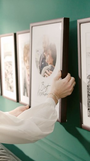 Gestaltungstipp gefällig? Wandkassetten eignen sich perfekt als kreative Alternative zu Bilderrahmen und geben deinen Fotos mehr Perspektive. Mit der Kassetten-Hängung von CEWE könnt ihr große Wandbilder in einem Wohn- oder Esszimmer zur Geltung zu bringen. Dabei eignen sich vor allem reduzierte Motive, die sich auf wenige Elemente fokussieren, besonders gut. Besorgt euch die Wandkassetten schnell im Handel, oder bastelt euch mit etwas Hartschaum, ein paar Stuckleisten und diversen Tutorials sel