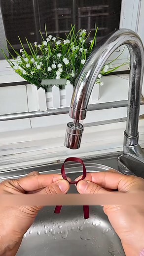 “Quick Fix for Stuck Faucet Heads!” #SmartHomeHacks #CleaningTips #DIYTricks #LifeSimplified #HomeImprovement | Production Pulse