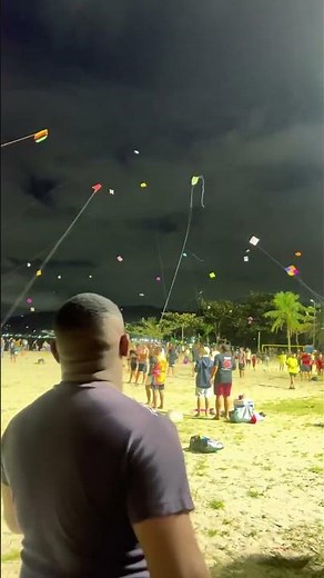 Pipeiro corta pipas durante festival noturno e impressiona público! 😮🪁
