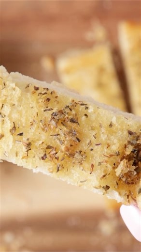 This Easy Garlic Bread recipe goes great with soups, pasta dishes, and casseroles. The best part is that it’s done in less than 10 minutes. Get the recipe here: https://easybudgetrecipes.com/easy-garlic-bread/ Follow @easybudgetrecipes for more easy side dish recipes #easybudgetrecipes #easysidedish #easyrecipes #garlicbread | Easy Budget Recipes | Facebook