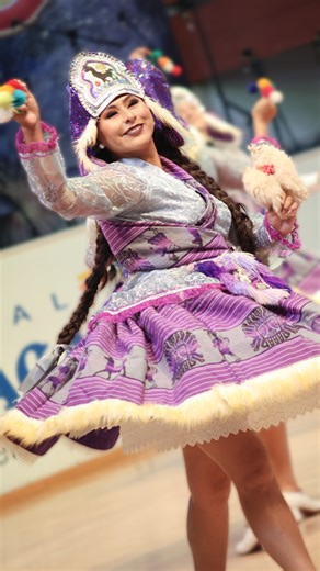 🦙 La #Llamerada se luce con pasos elegantes que imitan el andar sereno de la llama andina. Una danza que transmite armonía, tradición y profundo respeto por la vida en los Andes. 🇵🇪 ✨ Vive esta y muchas más danzas en nuestro Almuerzo Show y Noche de Folklore. Entradas aquí: https://bit.ly/BrisasdelTiticaca #BrisasdelTiticaca #CulturaViva #DanzaPeruana #FolklorePeruano #Perú #Puno | Brisas del Titicaca Asociación Cultural