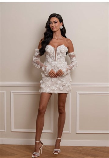 Retrouve l’ensemble de nos robes de mariée pour ta soirée de mariage sur courtiezanne.com 🤍 #RobeDeMariée #BrideToBe #RobeDeMariéeCourte #WeddingVibes #bridetiktok